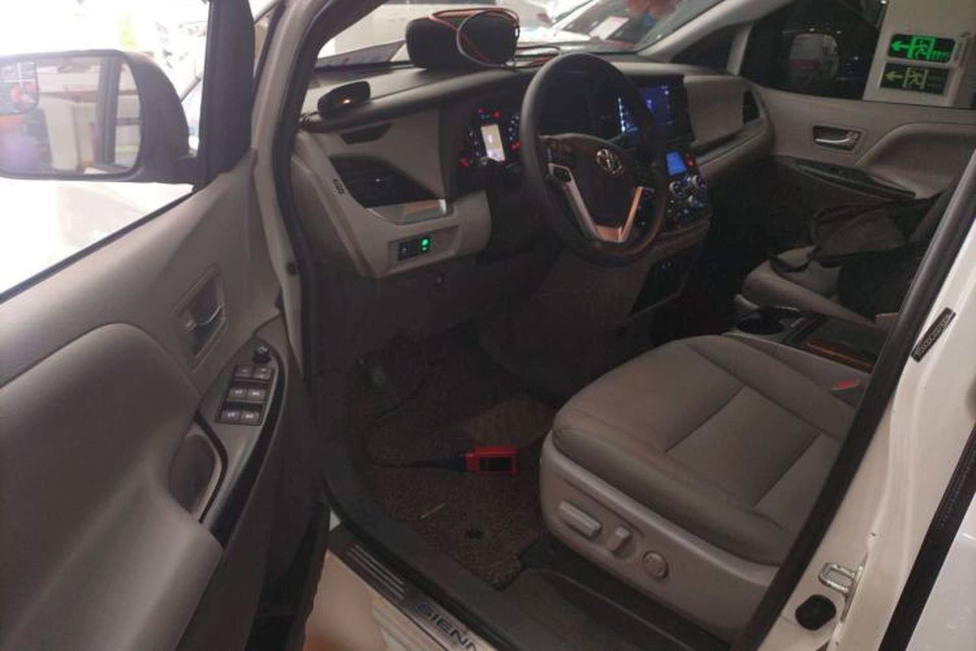 Used Toyota SIENNA 2015 3.5L Two-Wheel Drive L Interior 3