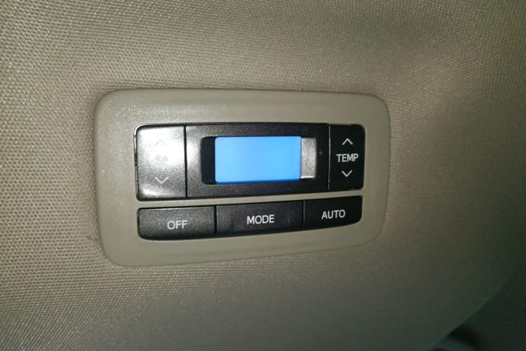Used Toyota SIENNA 2015 3.5L Two-Wheel Drive LE Interior 4