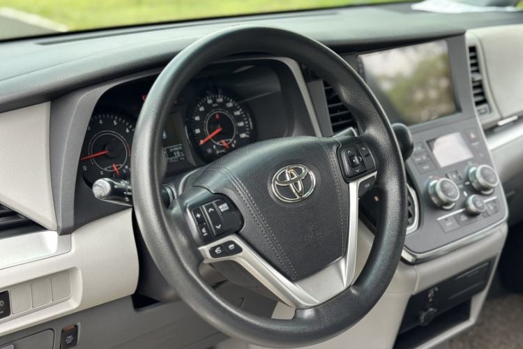Used Toyota SIENNA 2015 3.5L Two-Wheel Drive L Interior 4