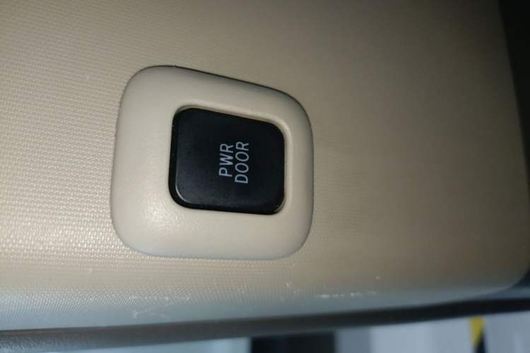 Used Toyota SIENNA 2015 3.5L Two-Wheel Drive LE Interior 5