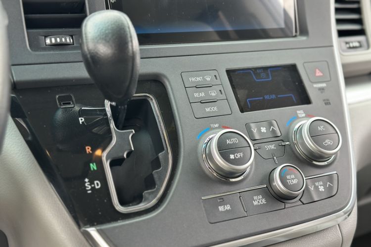 Used Toyota SIENNA 2015 3.5L Two-Wheel Drive L Interior 5