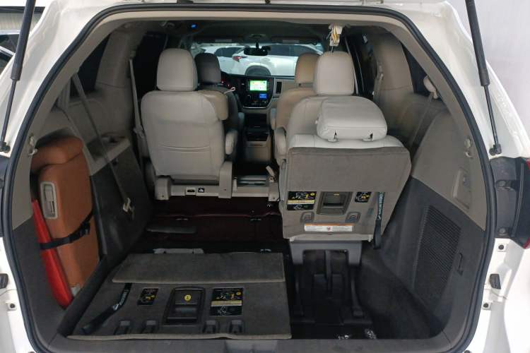 Used Toyota SIENNA 2015 3.5L Two-Wheel Drive LE Interior 6