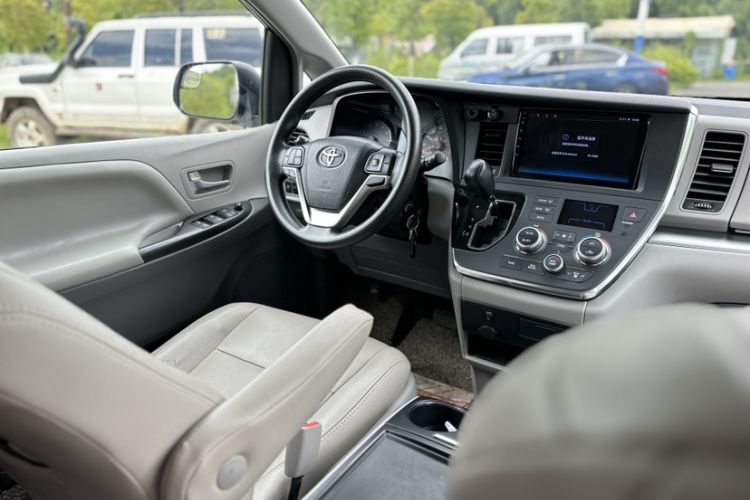 Used Toyota SIENNA 2015 3.5L Two-Wheel Drive L Interior 7