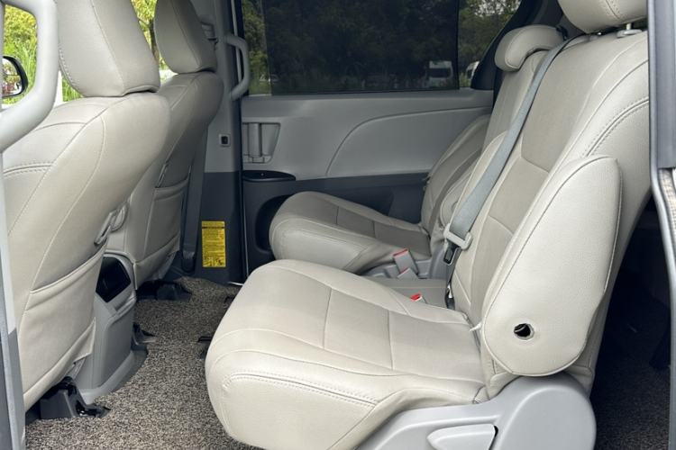 Used Toyota SIENNA 2015 3.5L Two-Wheel Drive L Interior 8