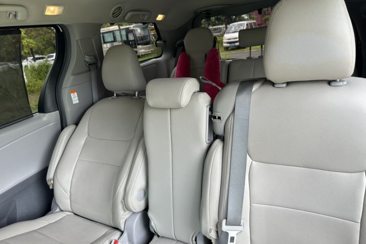 Used Toyota SIENNA 2015 3.5L Two-Wheel Drive L Interior 9