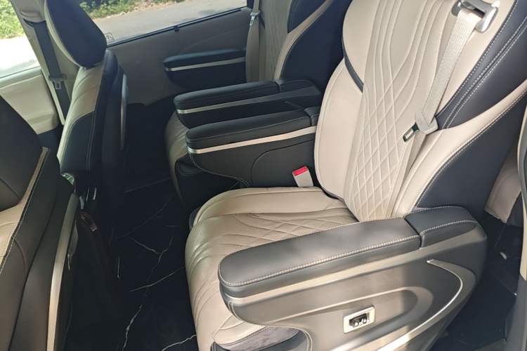 Used Toyota SIENNA 2015 3.5L 4WD LE Gasoline U.S. Specification Left Rear Seat
