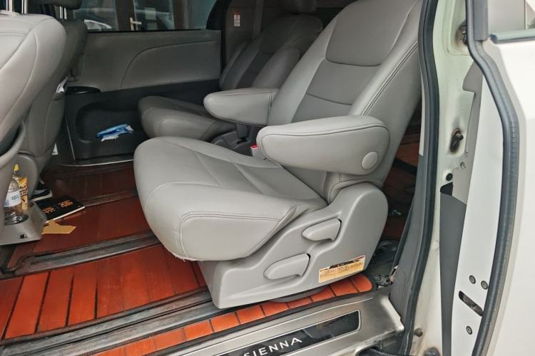 Used Toyota SIENNA 2015 3.5L 4WD LE Gasoline U.S. Specification Left Rear Seat