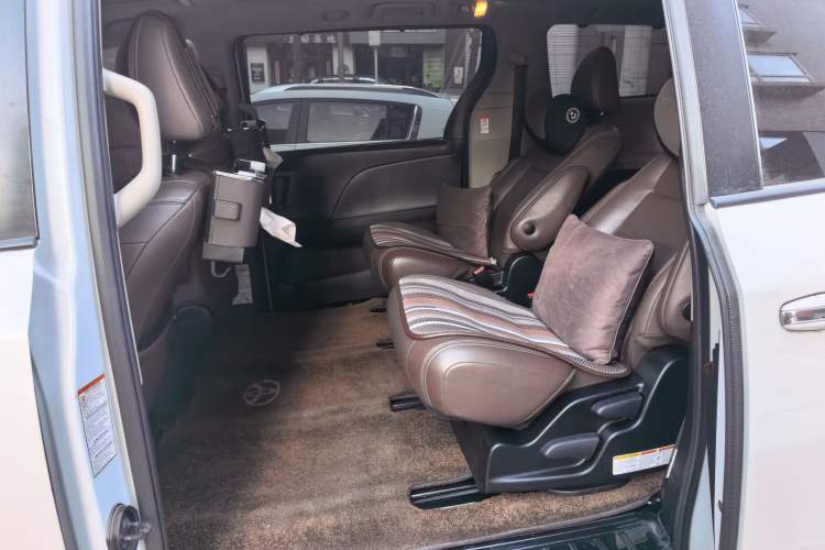 Used Toyota SIENNA 2015 3.5L Four-Wheel Drive L Left Rear Seat