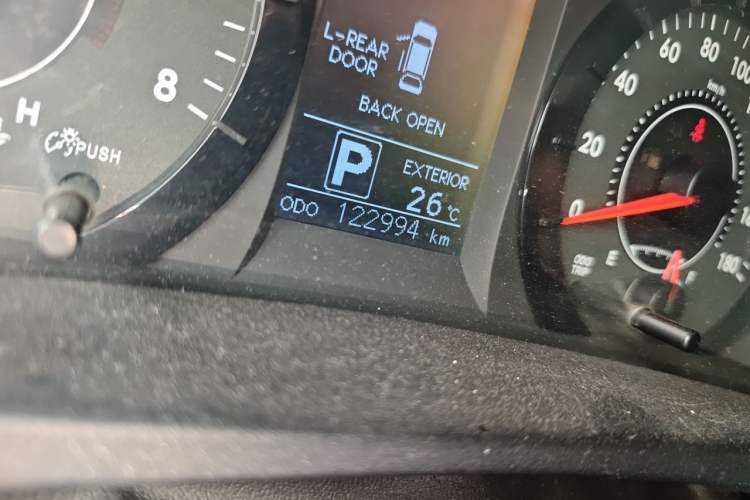 Used Toyota SIENNA 2015 3.5L 4WD LE Gasoline U.S. Specification Odometer Close Up