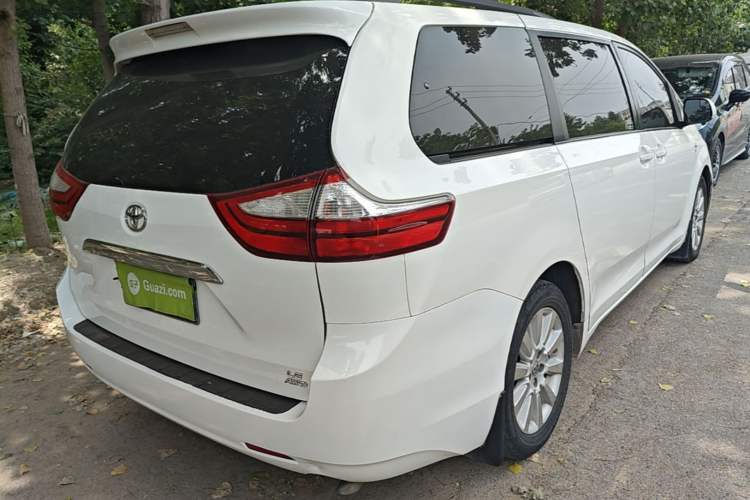 Used Toyota SIENNA 2015 3.5L 4WD LE Gasoline U.S. Specification Rear Right 45 Deg