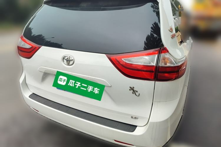 Used Toyota SIENNA 2015 3.5L Two-Wheel Drive LE Rear Right 45 Deg
