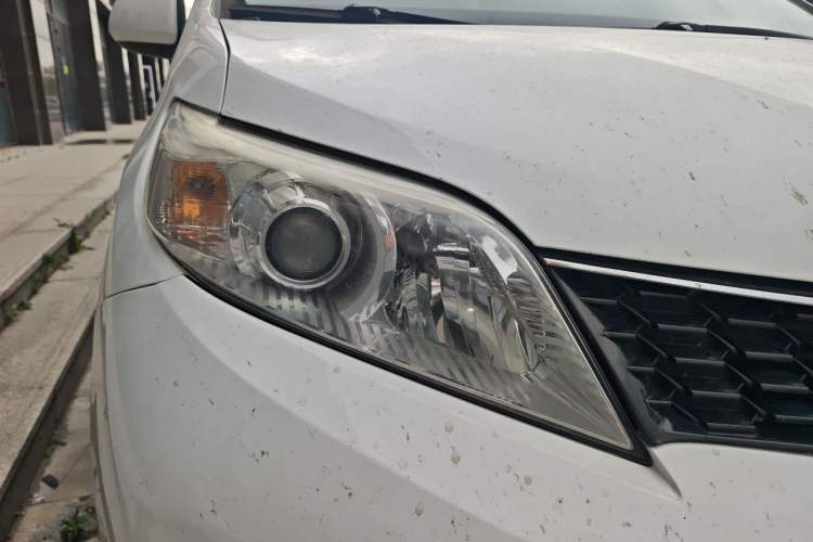 Used Toyota SIENNA 2015 3.5L 4WD LE Gasoline U.S. Specification Right Front Headlight