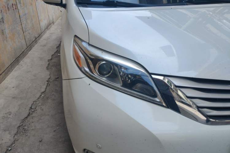 Used Toyota SIENNA  Right Front Headlight