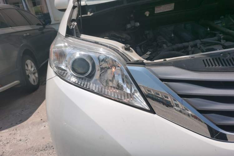 Used Toyota SIENNA  Right Front Headlight