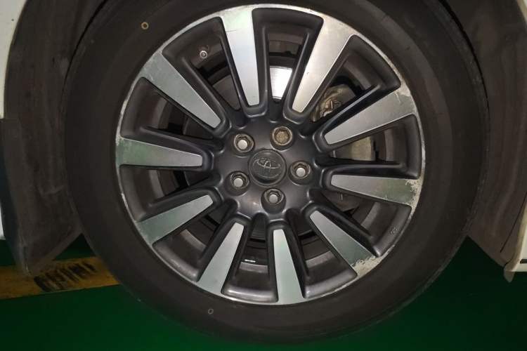 Used Toyota SIENNA 2015 3.5L Two-Wheel Drive LE U.S. Specification Right Front Wheel Hub