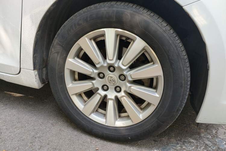 Used Toyota SIENNA 2015 3.5L Two-Wheel Drive LE Right Front Wheel Hub
