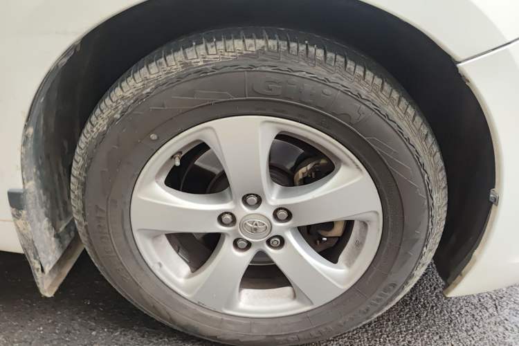 Used Toyota SIENNA 2015 3.5L Two-Wheel Drive LE Right Front Wheel Hub