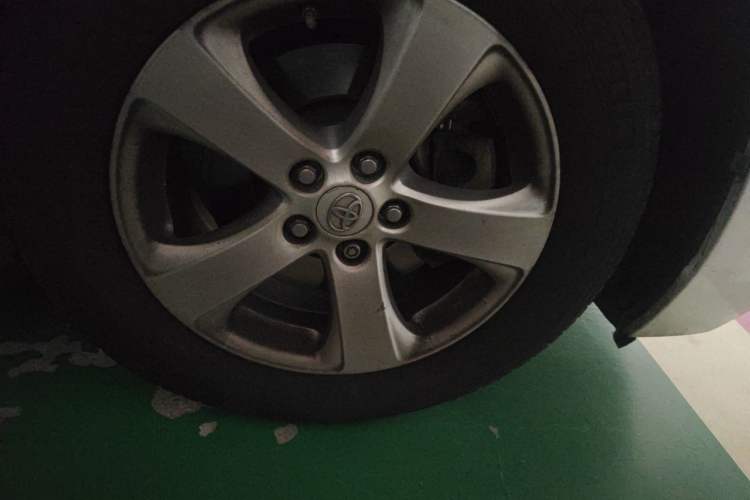 Used Toyota SIENNA 2015 3.5L Two-Wheel Drive LE Right Front Wheel Hub