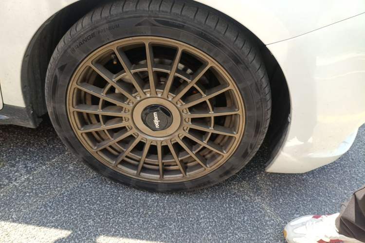 Used Toyota SIENNA 2015 3.5L Automatic 7-Seater Parallel Import Right Front Wheel Hub