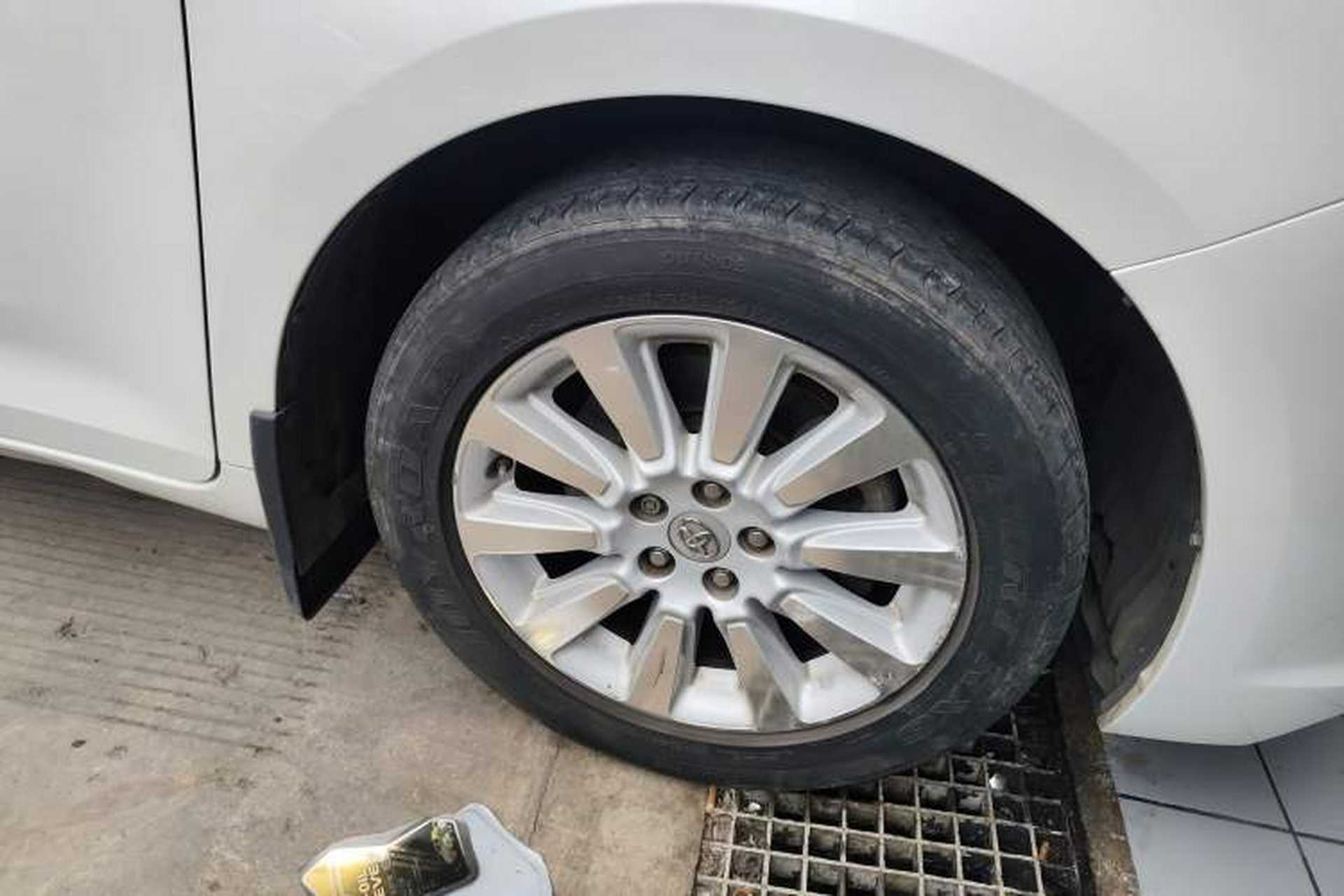 Used Toyota SIENNA 2015 3.5L 4WD LE Gasoline U.S. Specification Right Front Wheel Hub