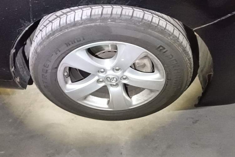 Used Toyota SIENNA 2015 3.5L Two-Wheel Drive LE Right Front Wheel Hub