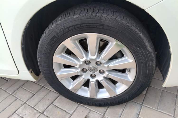 Used Toyota SIENNA  Right Front Wheel Hub
