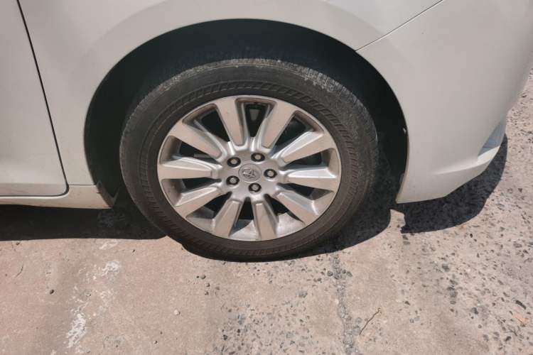 Used Toyota SIENNA  Right Front Wheel Hub