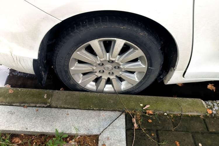 Used Toyota SIENNA 2015 3.5L Automatic 7-Seater Parallel Import Right Rear Wheel Hub