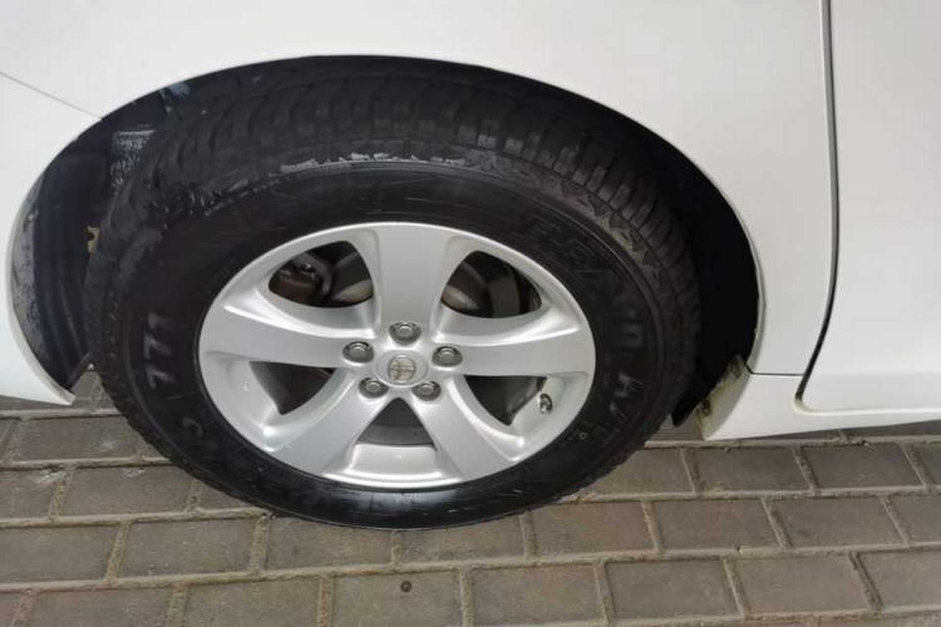Used Toyota SIENNA 2015 3.5L Two-Wheel Drive L Version—U.S. Specification Right Rear Wheel Hub