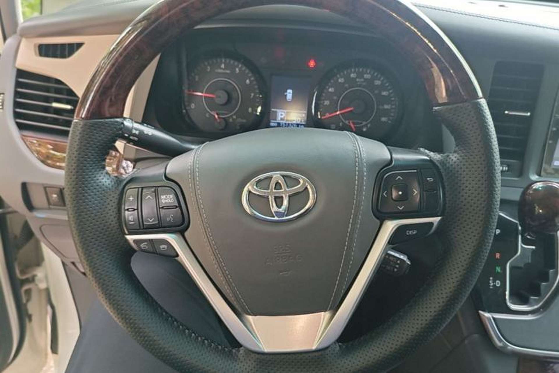 Used Toyota SIENNA 2015 3.5L 4WD LE Gasoline U.S. Specification Steering Wheel