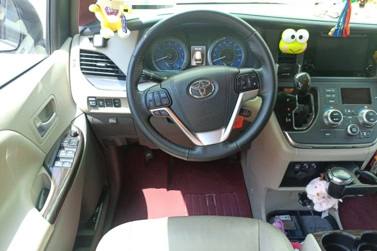 Used Toyota SIENNA 2015 3.5L Automatic 7-Seater Parallel Import Steering Wheel