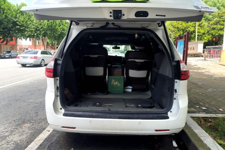 Used Toyota SIENNA 2015 3.5L Automatic 7-Seater Parallel Import Trunk
