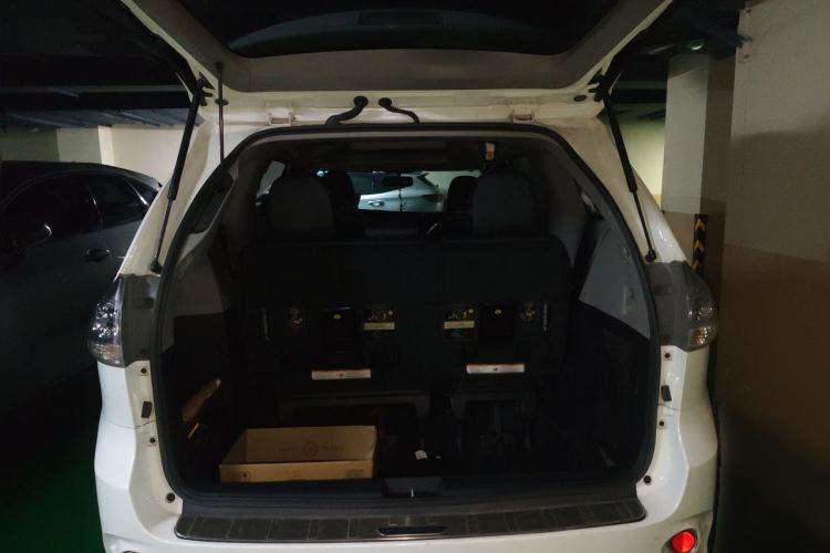 Used Toyota SIENNA 2015 3.5L Two-Wheel Drive LE U.S. Specification Trunk