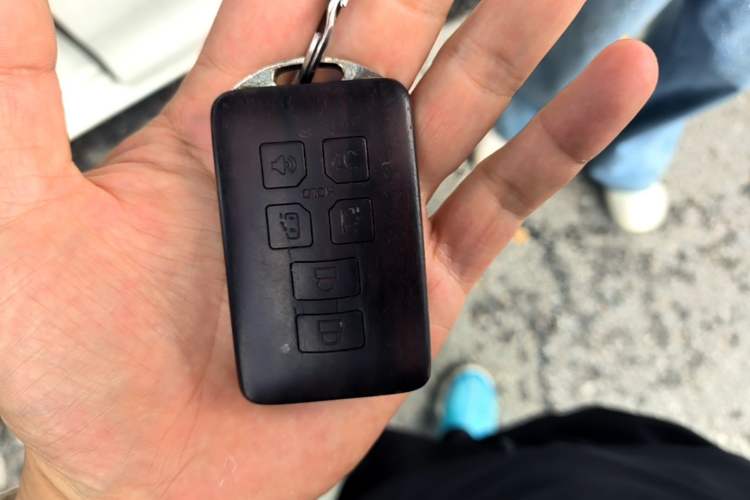 Used Toyota SIENNA 2015 3.5L Automatic 7-Seater Parallel Import Vehicle Key