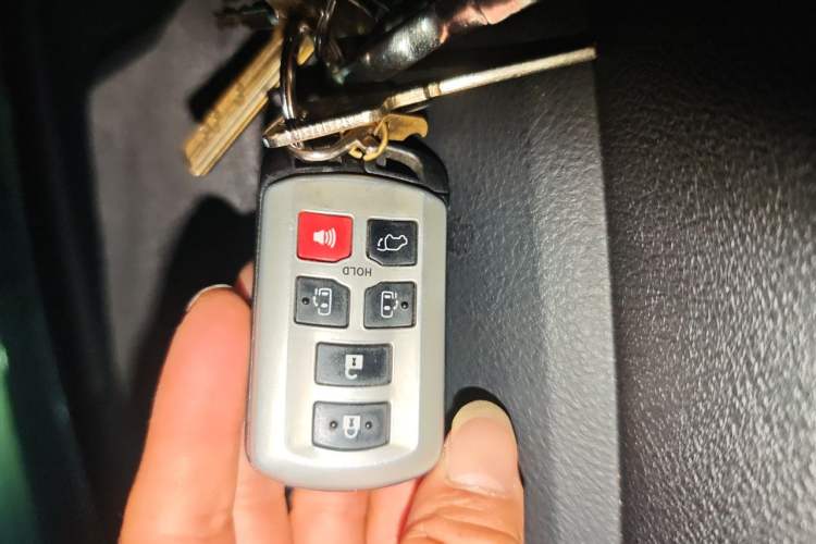 Used Toyota SIENNA 2015 3.5L Two-Wheel Drive LE U.S. Specification Vehicle Key