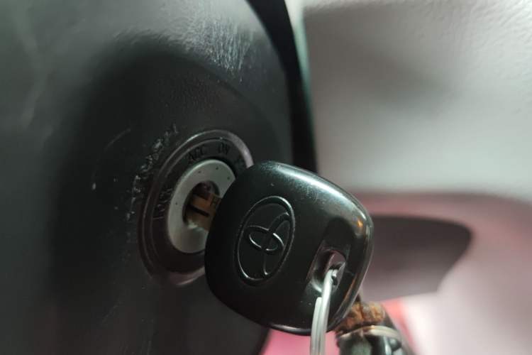 Used Toyota SIENNA 2015 3.5L Two-Wheel Drive LE Vehicle Key