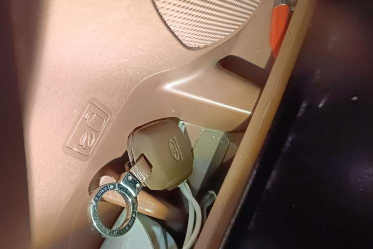 Used Toyota SIENNA 2015 3.5L Two-Wheel Drive LE Vehicle Key