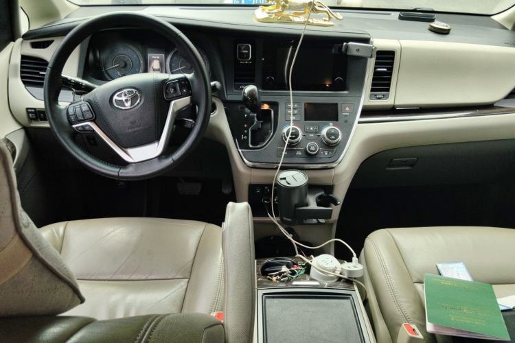 Used Toyota SIENNA 2015 3.5L Automatic 7-Seater Parallel Import Center Console