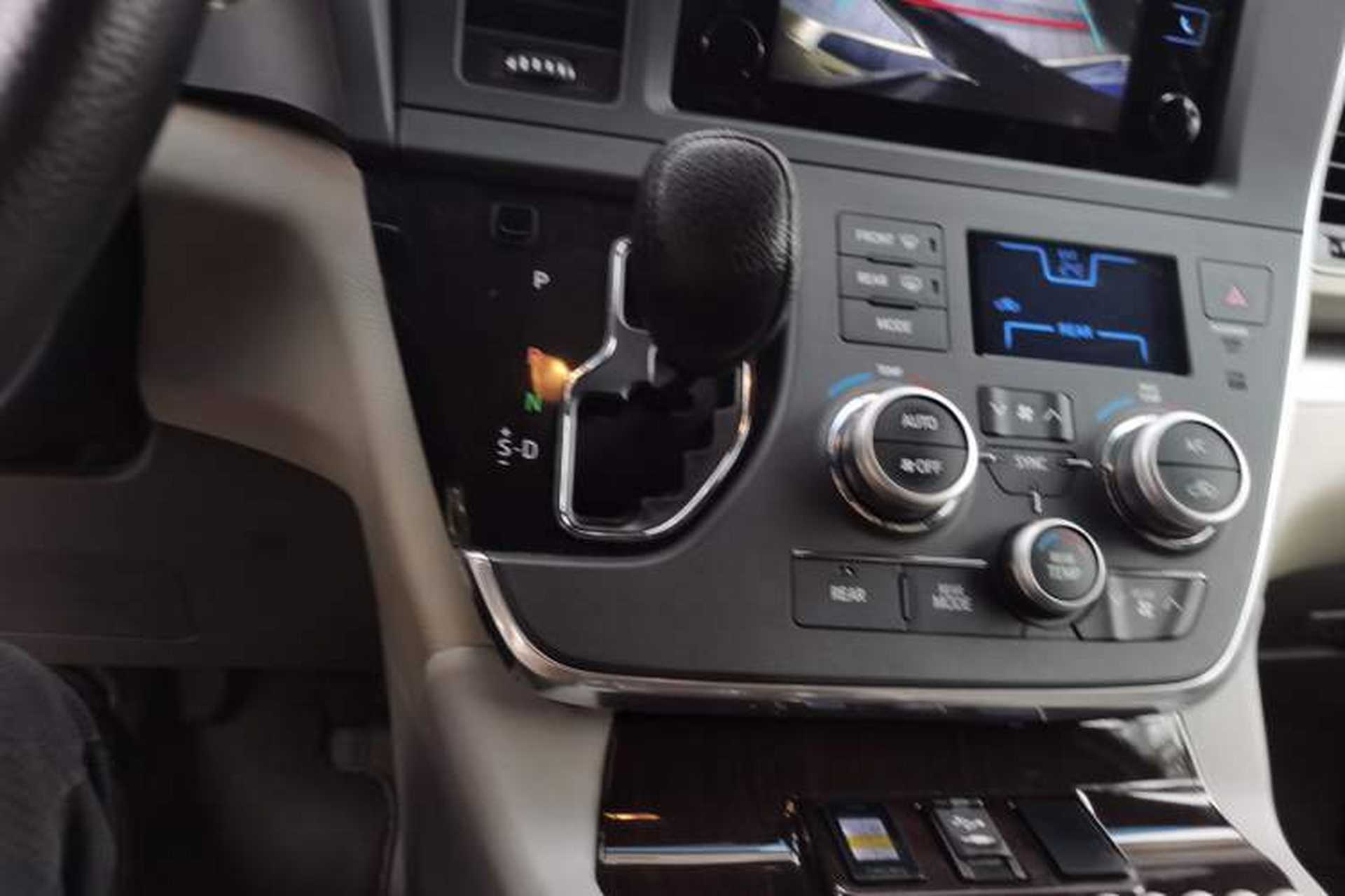 Used Toyota SIENNA 2015 3.5L Automatic 7-Seater Parallel Import Gear Lever