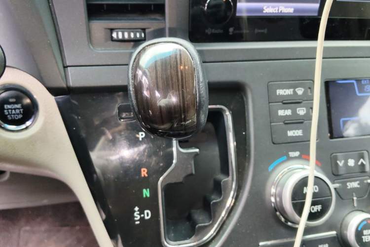 Used Toyota SIENNA 2015 3.5L Automatic 7-Seater Parallel Import Gear Lever