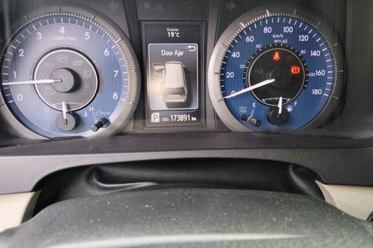 Used Toyota SIENNA 2015 3.5L Automatic 7-Seater Parallel Import Odometer Close Up