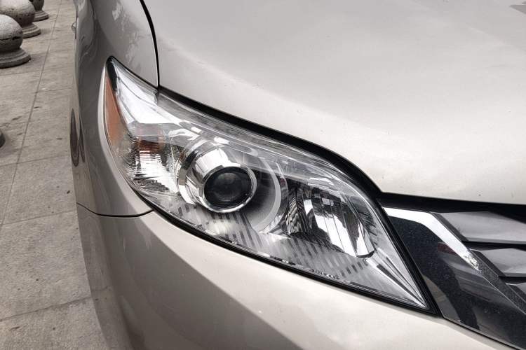 Used Toyota SIENNA 2015 3.5L Automatic 7-Seater Parallel Import Right Front Headlight