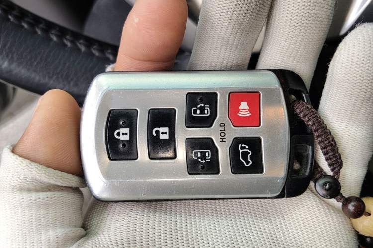 Used Toyota SIENNA 2015 3.5L Automatic 7-Seater Parallel Import Vehicle Key