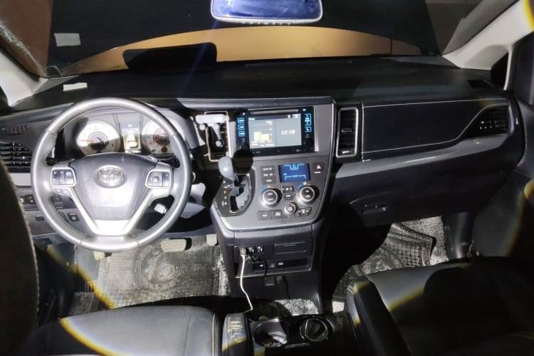 Used Toyota SIENNA 2016 3.5L Two-Wheel Drive 7-Seater Parallel Import Center Console