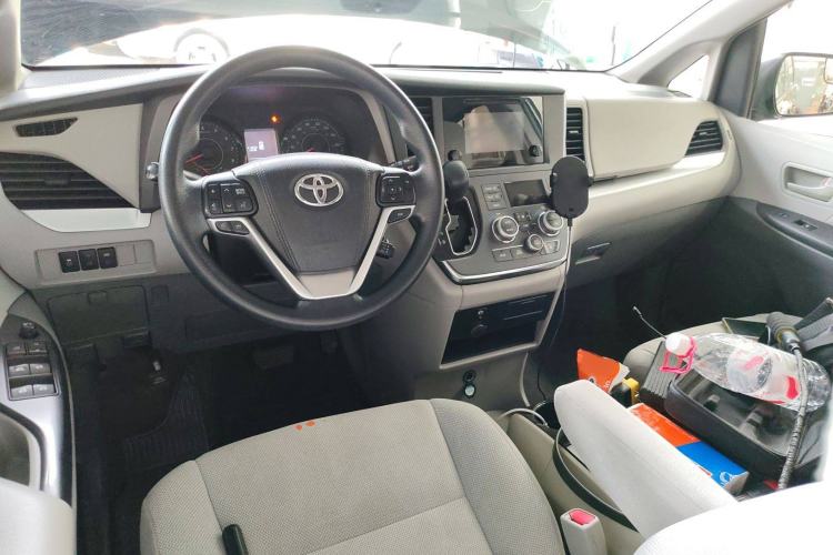 Used Toyota SIENNA 2016 3.5L Two-Wheel Drive 7-Seater Parallel Import Center Console
