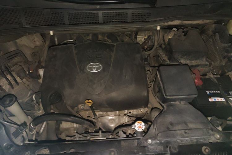 Used Toyota SIENNA  Engine Bay