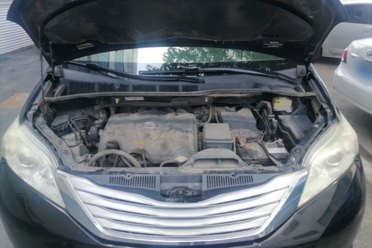 Used Toyota SIENNA  Engine Bay