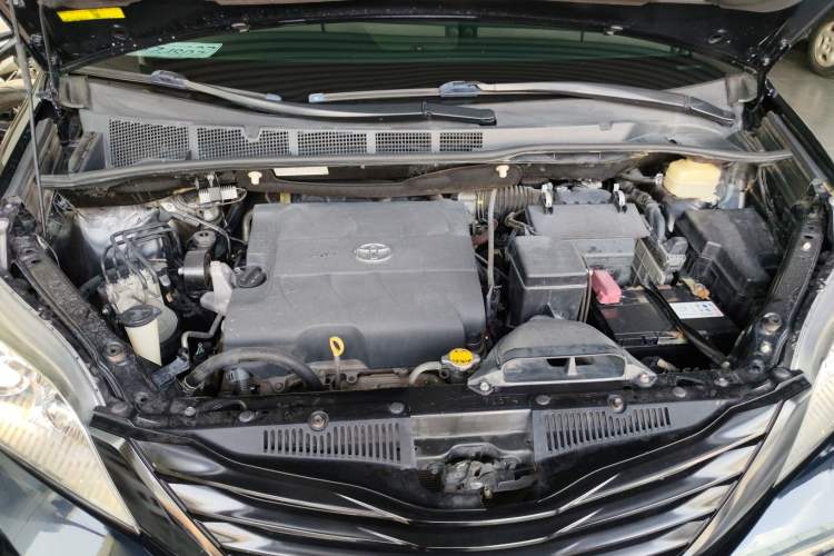 Used Toyota SIENNA 2016 3.5L Two-Wheel Drive 7-Seater Parallel Import Engine Bay