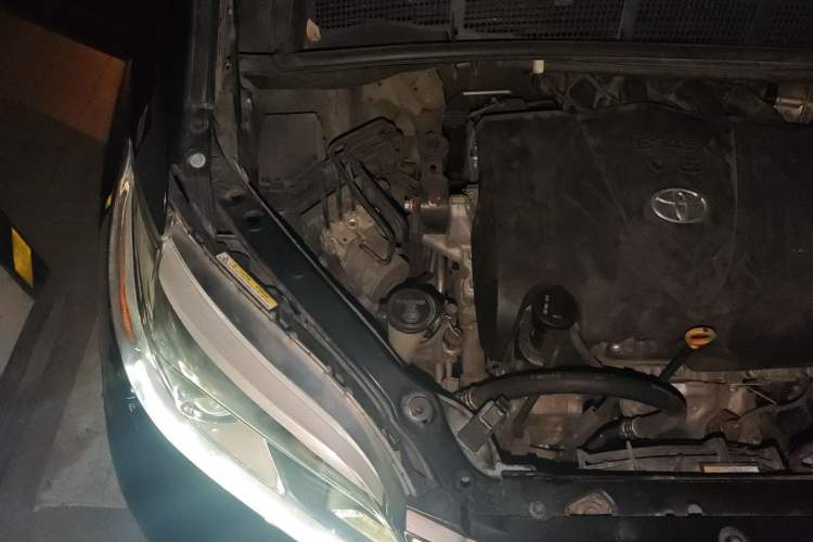 Used Toyota SIENNA  Engine Bay Right
