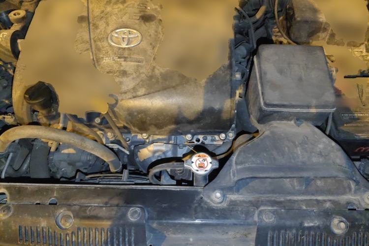 Used Toyota SIENNA  Engine Bay